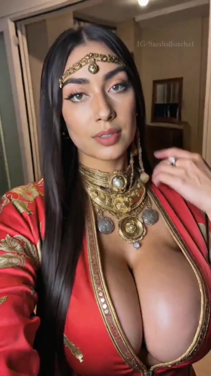 Sarah Albarcha – Beautiful Angel Showing Off Her Big Breasts