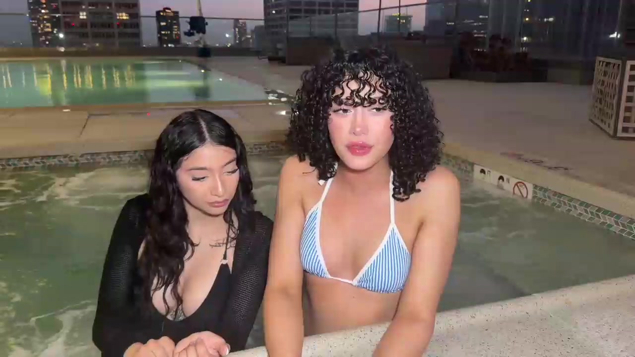Kameaisweird Shows Off Her Hot Body During A Live Stream